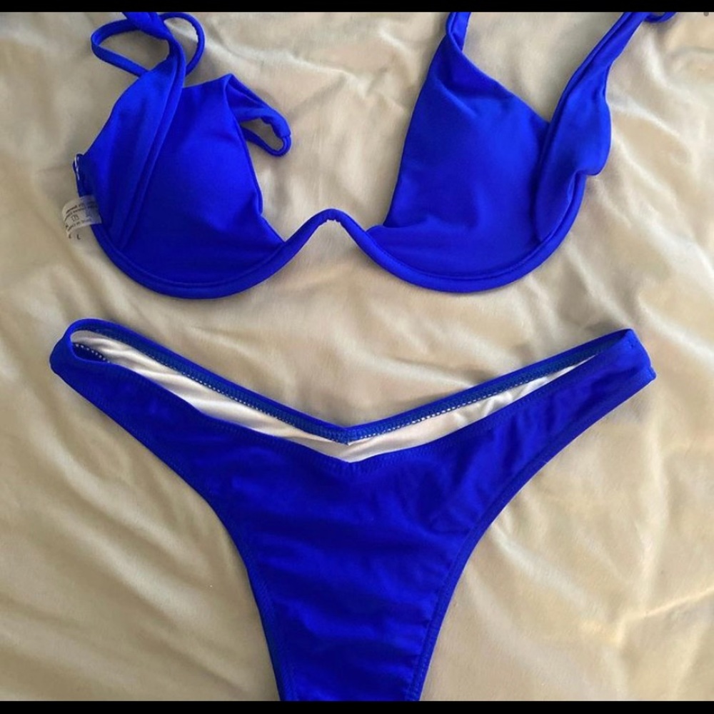 Bathing suits - Picture 4 of 5